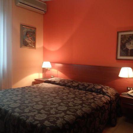 Hotel Due Fontane Casalpusterlengo Esterno foto