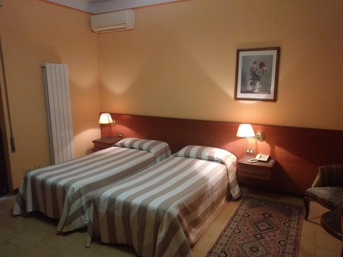 Hotel Due Fontane Casalpusterlengo Esterno foto