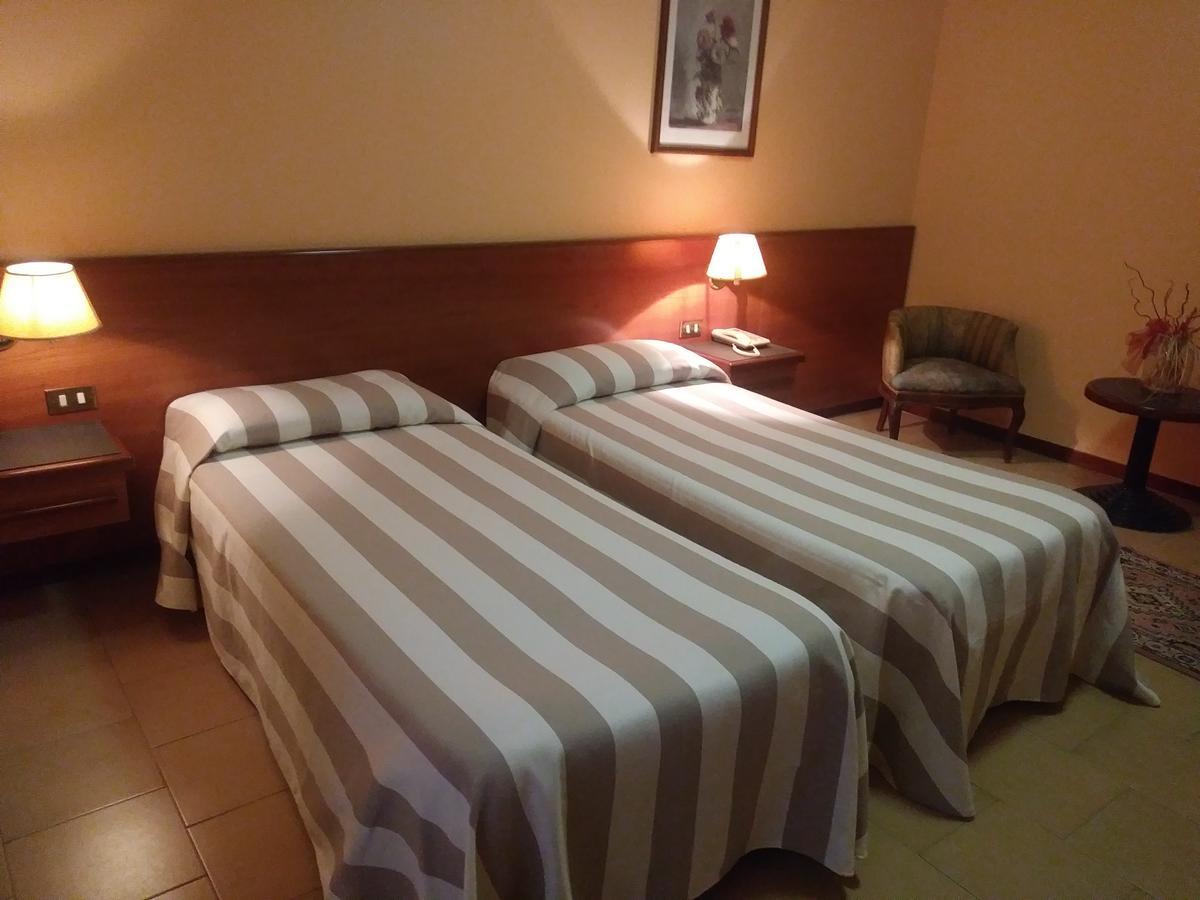 Hotel Due Fontane Casalpusterlengo Esterno foto